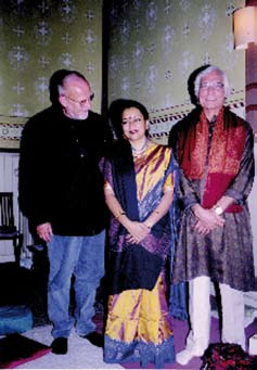 Ein Bayer aus Indien Ein Bayer aus Indien 2002 mit Sangeeta, Sängerin und Pandit Sankha Chatterjee, Tablameister aus Kalkutta Also, wenn Du schwimmst, oder wenn Du den Zikaden zuhörst, dann hast Du