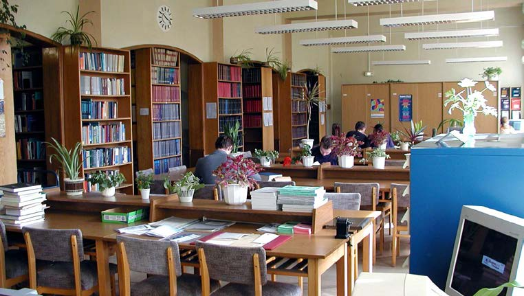11. Zentrale Einrichtungen an der Fakultät 11. 1. Zweigbibliothek Physik der Thüringer Universitäts- und Landesbibliothek Auch im Jahr 2012 wurde das Informationsangebaut der ThULB weiter ausgebaut.