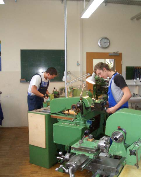 6 Auszubildende): Die dreieinhalbjährige Berufsausbildung erfolgt mit dem Praktischen Teil in der Mechanischen Werkstatt M2, die theoretischen Kenntnisse werden in Kooperation am Staatlichen