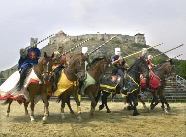 Reisen Sie zurück ins Mittelalter mit der IPA Organisation Tapolca! Nehmen Sie an den Burgspielen in Sümeg, an den mittelalterlichen Ritterspielen und am Abendessen teil!