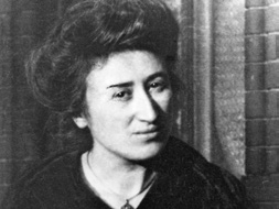 Rosa Luxemburg Daten aus ihrem Leben Rosa Luxemburg wird am 5. März 1871 in der Kleinstadt Zamość im russisch besetzten Polen als Tochter eines Holzhändlers geboren.