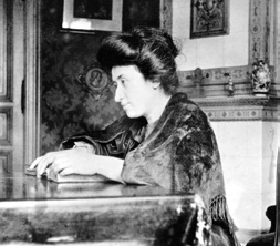 Von Juli 1916 bis November 1918 ist Rosa Luxemburg in Berlin, Wronke und Breslau inhaftiert. 1917 unterstützt sie mit Artikeln vom Gefängnis aus die Februar- und die Oktoberrevolution in Russland.