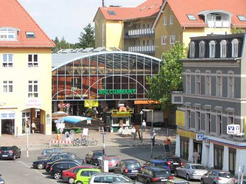 nur 8 Minuten Fahrzeit mit dem Bus 284 bis zum Wochenmarkt am Kranoldplatz Rings um den Kranoldplatz ist fast alles zu finden: Apotheken, Ärzte, Anwälte, Banken, Bekleidung,