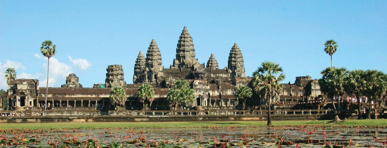 Wir verlassen die Stadt des kolonialen Charmes und fliegen weiter nach Siem Reap, von wo aus sich nur wenige Kilometer entfernt der imposanteste Tempelkomplex der Welt Angkor Wat befindet.