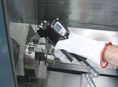 Flowrate up to 2,5 kg/min Accuracy +/ 3 % GREASTER nozzle FEATURES Multifunction display Meter with oval