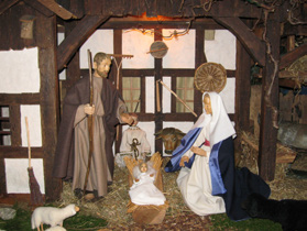 GOTT WIRD MENSCH 5 GOTTES SOHN WIRD MENSCH An Weihnachten feiern wir Christen die Geburt Jesu in einem Stall.