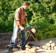Kettensägen kommen bei der Baumpflege zum Einsatz. Bei der Auswahl der Säge sollte auf die erforderliche Schnittstärke und die Häufigkeit des Gebrauchs geachtet werden.