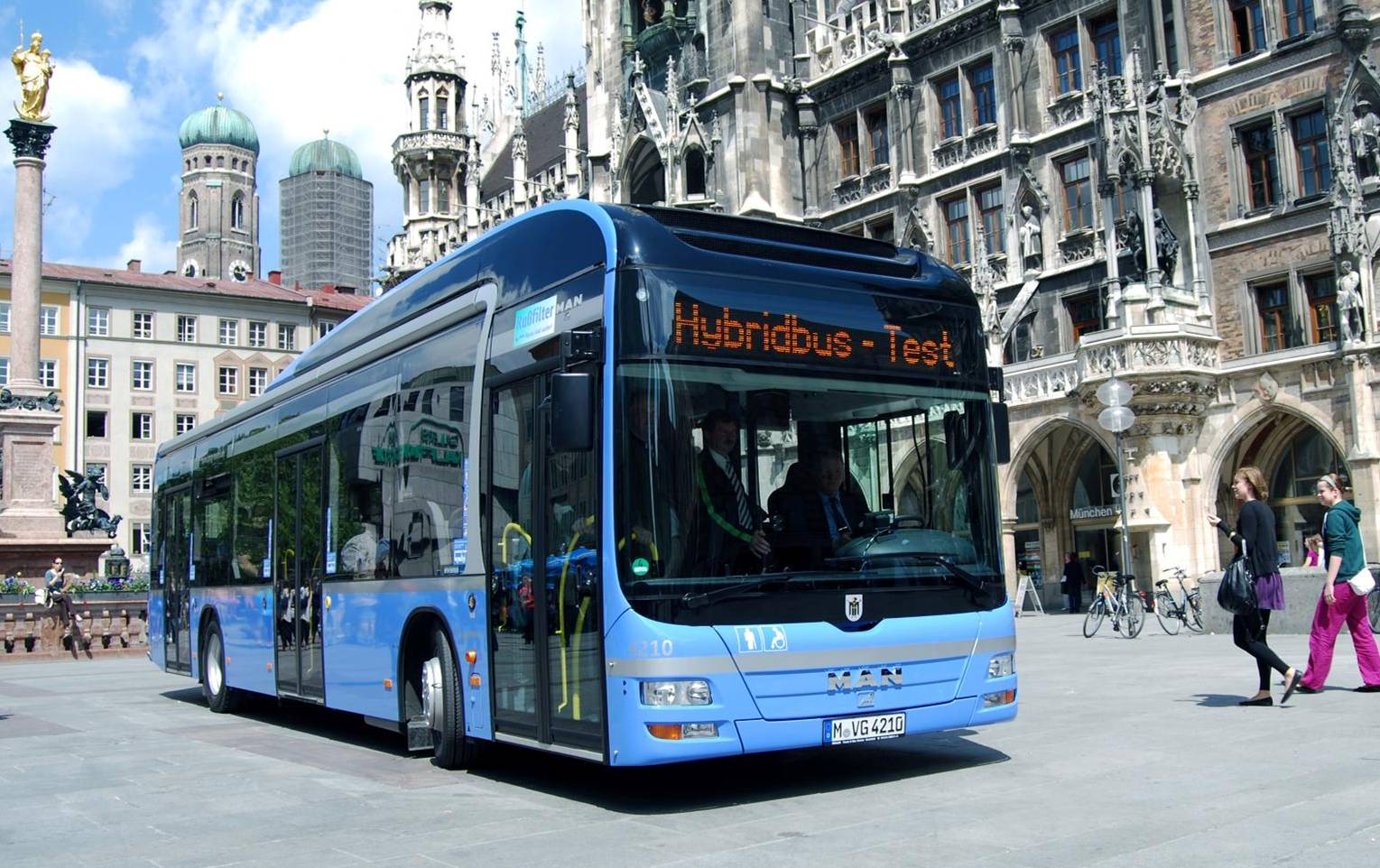 Erste Ergebnisse aus dem Linieneinsatz im Feldversuch MAN Lion s City Hybrid seit November 2010 in europäischen Metropolen im regulären Linienbetrieb Äußerst positive Rückmeldungen von Fahrpersonal