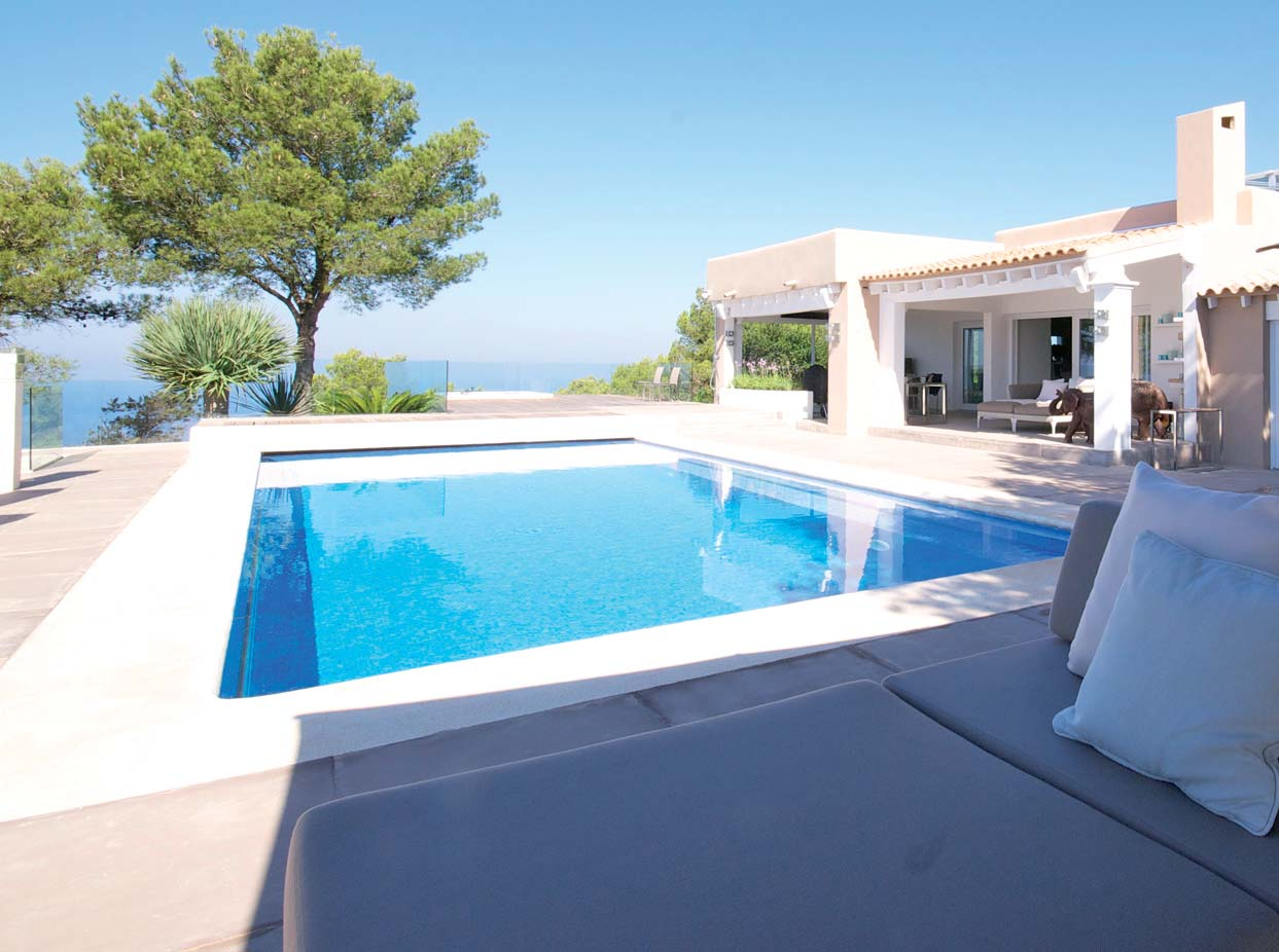 Objekte Autark und smart auf Ibiza Text und Bilder: Frank Kreif Die Lage ist bestechend: bester Ausblick aufs strahlend blaue Mittelmeer, und die steinige Auffahrt lässt sich nur mit beherztem