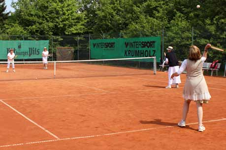 Später dann spielten 24 aktive Damen und Herren, zeitgemäß in Weiß gekleidet, mit klassischen Holzschläger-Modellen und weißen Tennisbällen im Rahmen eines Mixed-Turniers um den