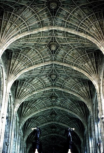 Fächergewölbe In England fand im 14. Jahrhundert eine weitere Entwicklung der Kreuzgewölbe statt.