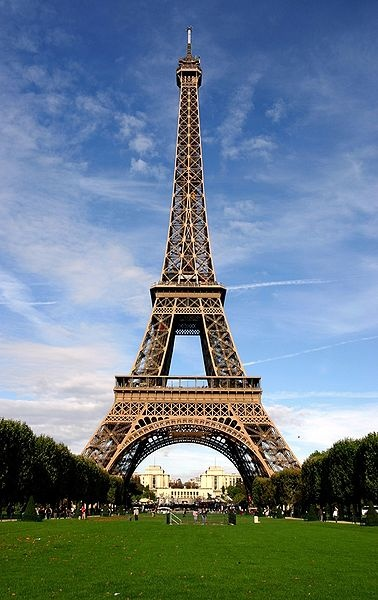 Lies den Text "". Überlege vorher: Was weiß ich über die Stadt Paris und den Eiffelturm? heißt Paris Lara liebt Paris. Im letzten Jahr war sie mit ihrer Familie in der französischen Hauptstadt.