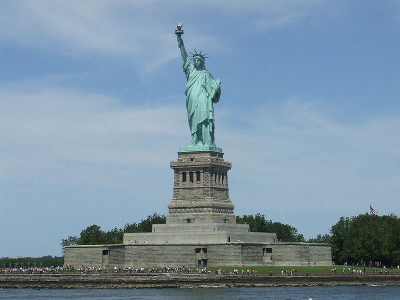 Die Freiheitsstatue ist die wohl bekannteste Statue der Welt und steht in New York.