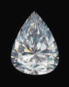 COLOUR FARBE Am höchsten werden die Diamanten bewertet, deren Tönung der vollkommenen Farblosigkeit am nächsten kommt.