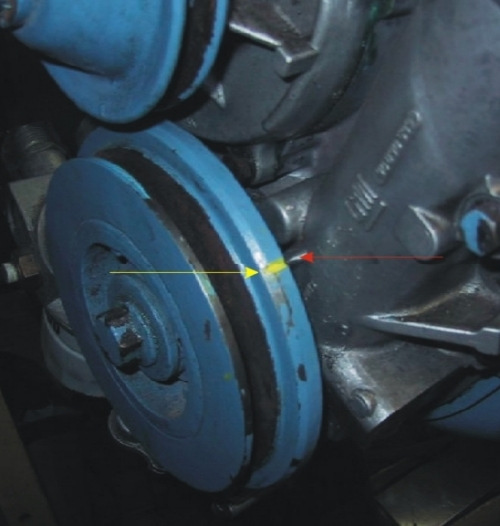1. Motor mit Einspritzanlage und andere (10 Grad vor OT) Die Markierung der Riemenscheibe muss mit der Markierung am Steuergehäuse fluchten. Siehe Bild: 2.