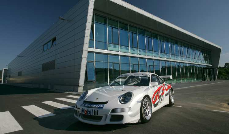 nierte Modernisierung einer einmaligen Stilikone. Der Elfer setzte sich gegen rund 900 Nominierungen durch. Die besten Sportwagen kommen erneut von Porsche.
