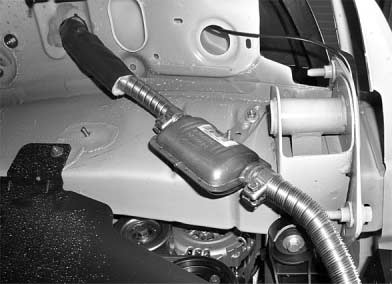 Master Motorcaravan - Vormontierte Abgasleitung () von der Radhausseite nach oben durchführen - Abgasisolierschlauch () gemäß Bild positionieren - Lochband () leicht biegen - Vormontierte Abgasanlage