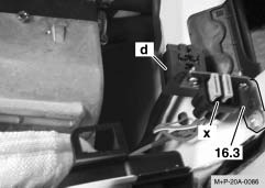 3) Relaissockel (d), Schraube M6 aus Set 22 und Sicherungshalter (x) mit Blechschrauben aus Set 8 wie abgebildet montieren.