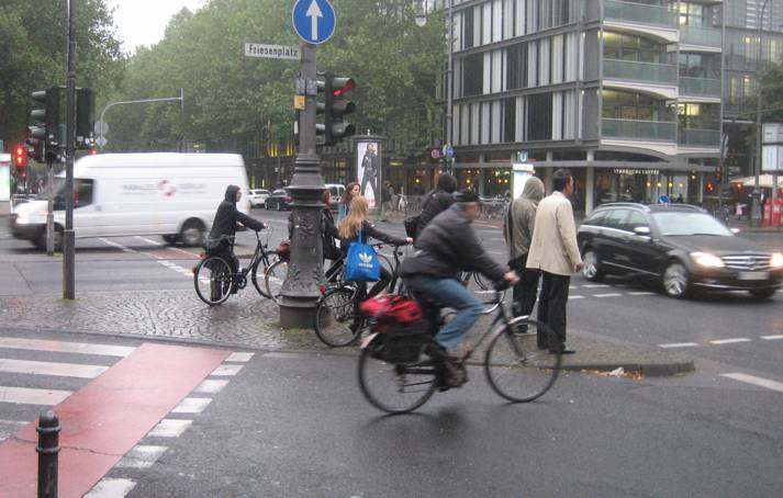 Radfahrer vermeiden Platzbedarf wartender Radfahrer im Entwurf