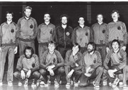 Sportlehrer Bernd Malzbender begeisterte einige Schüler, sich in der damals noch recht unbekannten Sportart Volleyball der Schulmannschaft
