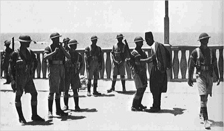 Englische Truppen durchsuchen Passanten am Lungomare von Jaffa während des arabischen