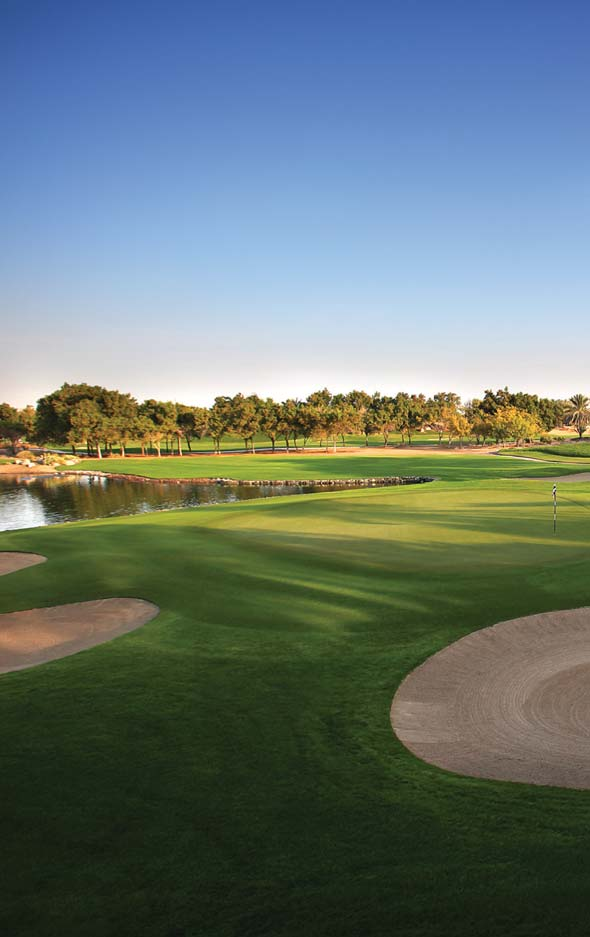 Palm Sports R ort, Al Ain Im Schatten des imposanten Jebel Hafeet liegt in ruhiger, malerischer Landschaft ein 18-Loch-Golfplatz samt 9-Loch-Übungsplatz.