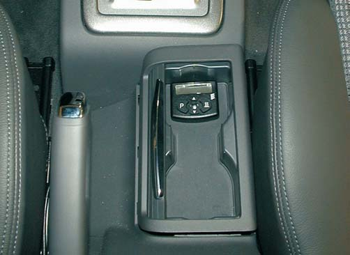 Im Fahrzeuginnenraum das Kabel 0,5 sw hinter der Armaturentafel zum Lichtschalter auf der linken Fahrzeugseite verlegen. Den Lichtschalter mit Blende ausbauen.