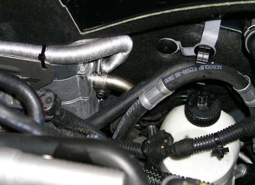 2 Umbau - Heizgerät Heizgerät ausbauen (siehe Bilder 4 und 5) Den Wasservorlaufschlauch vom Fahrzeugmotor zum Heizgerät und den Wasserschlauch vom Wärmetauscher zum Fahrzeugmotor abklemmen.
