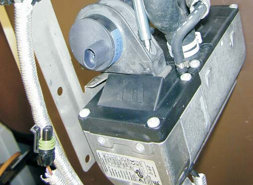2 Umbau - Heizgerät Wasserpumpe und Steuergerät am Heizgerät montieren und anschließen (siehe Bilder 6 bis 8) Das Steuergerät und die Abdeckung vom Heizgerät abbauen, die Abdeckung wird
