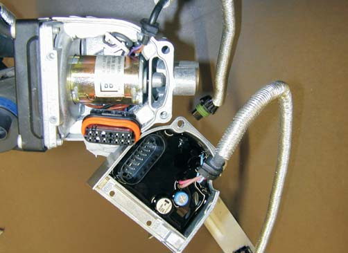 Bild 6 Heizgerät Steuergerätestecker Abdeckung Kabelstrang Wasserpumpe Das Steuergerät aus dem Rüstsatz mit dem Stecker anschließen.
