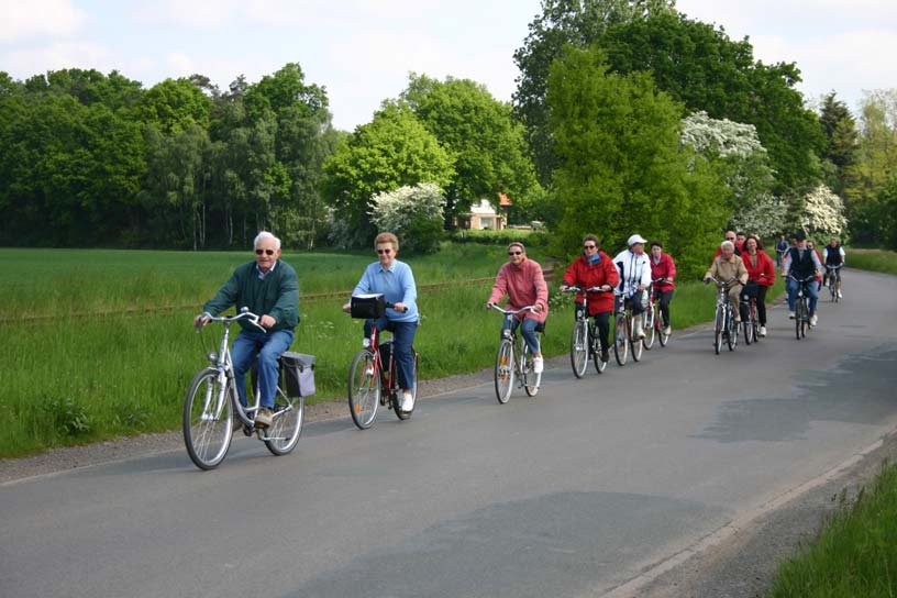 56 Sporttreiben im Landkreis Schaumburg ihre Aktivitäten als bewegungsaktive Erholung empfinden noch deutlicher das privat organisierte Sporttreiben (74,2%) im Vordergrund, als dies in der Gesamtheit