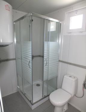 Sanitärraum mit WC, Lavabo, Spiegel, Dusche, Ablage