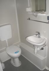 getrennter Sanitärraum mit WC, Lavabo,