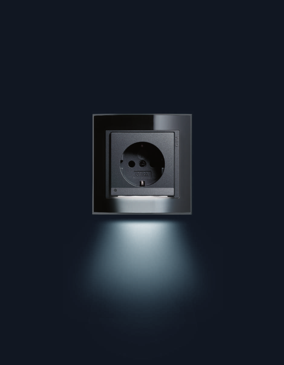 Gira SCHUKO-Steckdose mit LED-Orientierungsleuchte, Gira Event Klar, Schwarz / Anthrazit Orientierung bei Dunkelheit: Die Gira SCHUKO-Steckdose mit LED-Orientierungsleuchte wirft mit weißer LED einen