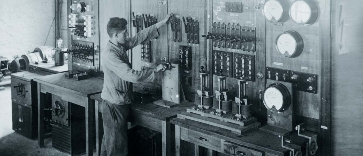 Anfang 20. Jahrhundert Prüffeld für elektrotechnische Geräte Ende des 19. Jahrhunderts wurden Lichtschalter für jedermann zugänglich. Ihre Benutzung war jedoch längst nicht ungefährlich.