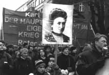 (Iring Fetscher) 1968 In den 68er-Revolten haben Schüler und Studenten häufig Transparente mit dem Bild Rosa Luxemburgs