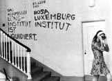 Am Tage der Einweihung der Brücke haben Mitglieder der Geschichtswerkstatt Berlin dennoch ein Schild angebracht.