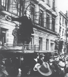 1907 veröffentlichte Karl Liebknecht eine Schrift mit dem Titel»Militarismus und Antimilitarismus«unter besonderer Berücksichtigung der internationalen Jugendbewegung.