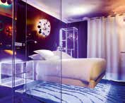 Hotel: Dieses Design-Hotel besticht durch die mit viel Fantasie inszenierten Zimmerträume, und seinen freischwebenden Betten.