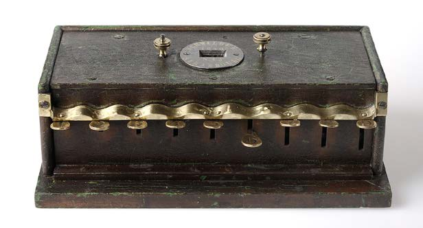 Bulletin Das schwere metallene Gerät aus dem Jahr 1851 hat Tasten für die Ziffern 1 bis 9. Das Rechenergebnis wird in einem Schaufenster zwischen den beiden Drehknöpfen abgelesen.