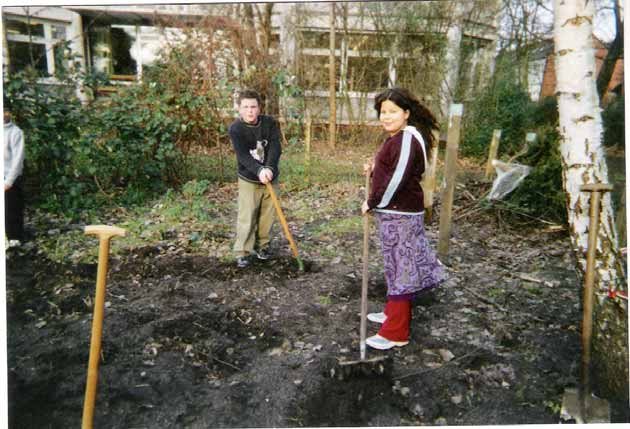 Schule am Halmer Weg der Natur-Schulgarten im Entstehen Herbst 2004 Was in der Schule passiert, ist für die meisten Kinder sehr wichtig: Die Schule am Halmerweg in Bremen-Gröpelingen liegt in einem