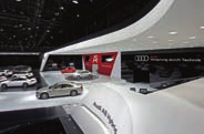 Der Vorsprung-Gedanke bei Audi galt auch für die Architektur des Messeauftritts. Neue Technologien, Materialien und Oberflächen prägten den Stand.