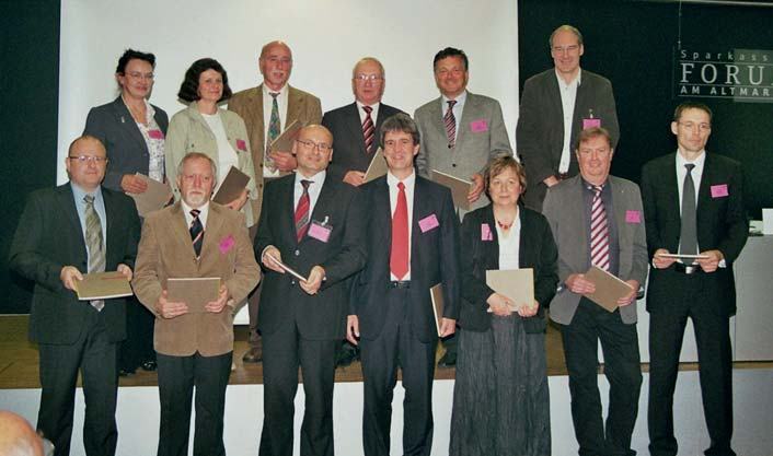 Ehrung der anwesenden ehemaligen und jetzigen Vorstandsmitglieder des APV Dresden mit einer besonderen Keller-Biografie V.l.n.r. hintere Reihe: Dr.