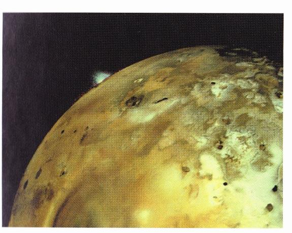 Ios Vulkanmotor Das historische Voyager-1-Foto von Io zeigt den Mond mit der Eruptionswolke des Vulkans Pele am Horizont aus