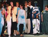 1996 Lebe mit Menschen 1996 Annette Glaser, eine Darstellerin, erinnert sich: Je näher der Tag der Premiere rückte, umso nervöser wurde ich.