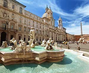 Am Trevi Brunnen, eines der spektakulärsten barocken Kunstwerke in Rom, legen Sie einen kurzen Stopp ein. Danach besuchen Sie das Pantheon.
