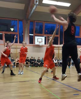 und Sonntag, 28.02. fuhren wir, leider nur mit sechs Schülern der 11. Klasse, nach Würzburg zum 22. Basketball-Turnier der Waldorfschulen aus ganz Deutschland.