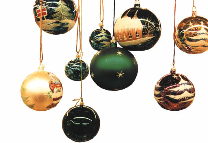 Jahresbecher und zwei Ornamente, alle mit Aschenputtel-Motiven dekoriert, sowie ein Jahresengel