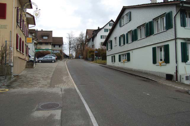Ab dem Knoten Herti-/ Heusbergstrasse weist die Strasse in Richtung Zentrum ein leichtes Gefälle auf.