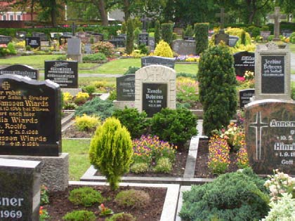 Aus unserer Kirchengemeinde Erweiterung des Friedhofes Schon seit vielen Jahren sind die Kirchengemeinde und die politi- sche Gemeinde wegen einer Er- weiterung des Friedhofs im Gespräch miteinander.